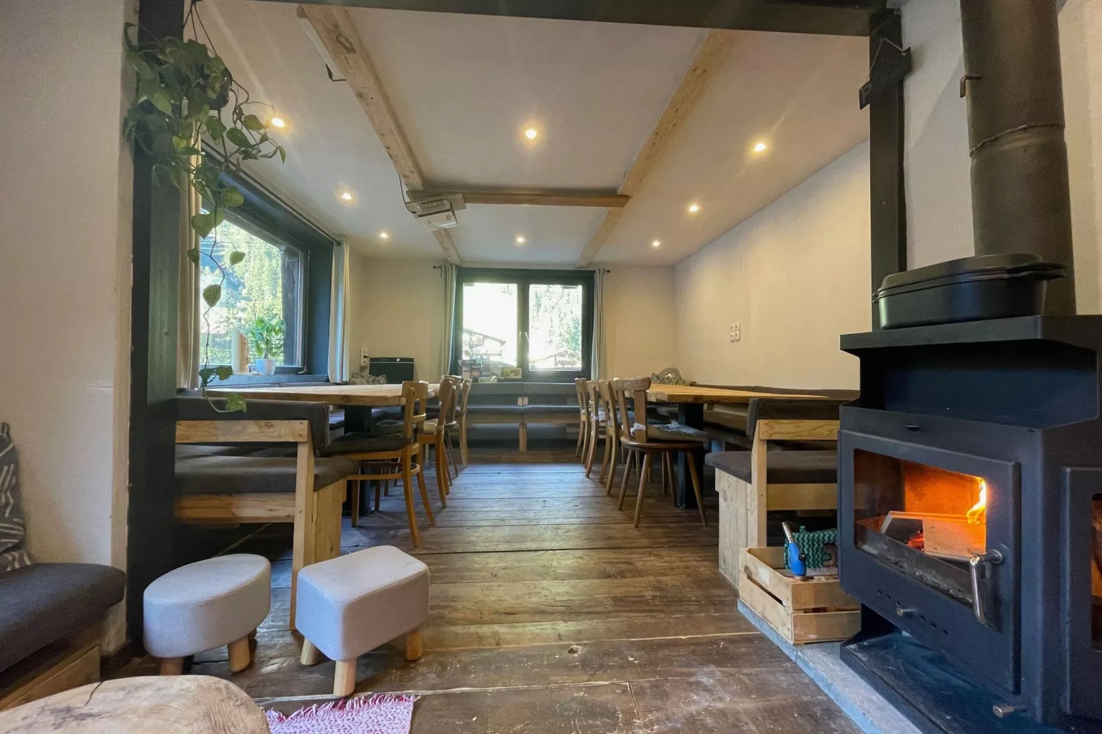Backyard Mountain Hostel-Living room