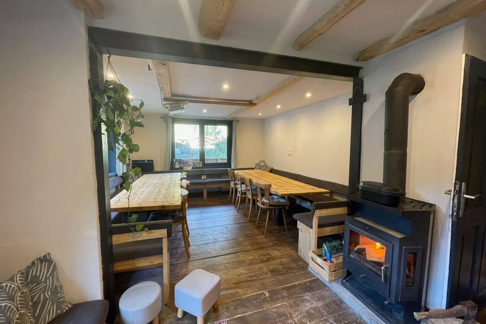 Backyard Mountain Hostel-Living room