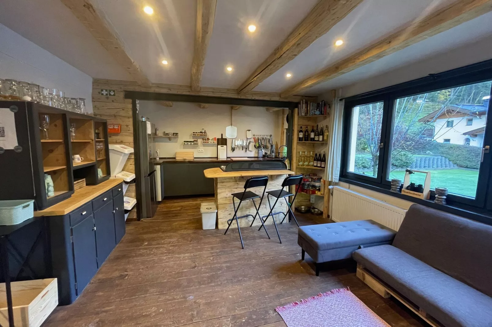 Backyard Mountain Hostel-Living room