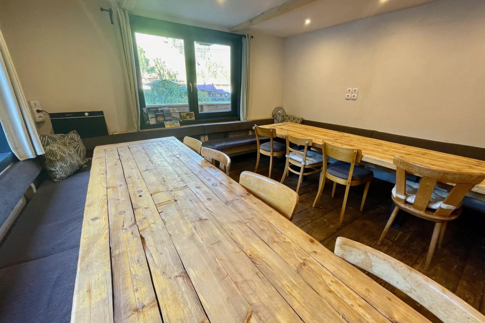 Backyard Mountain Hostel-Dining room