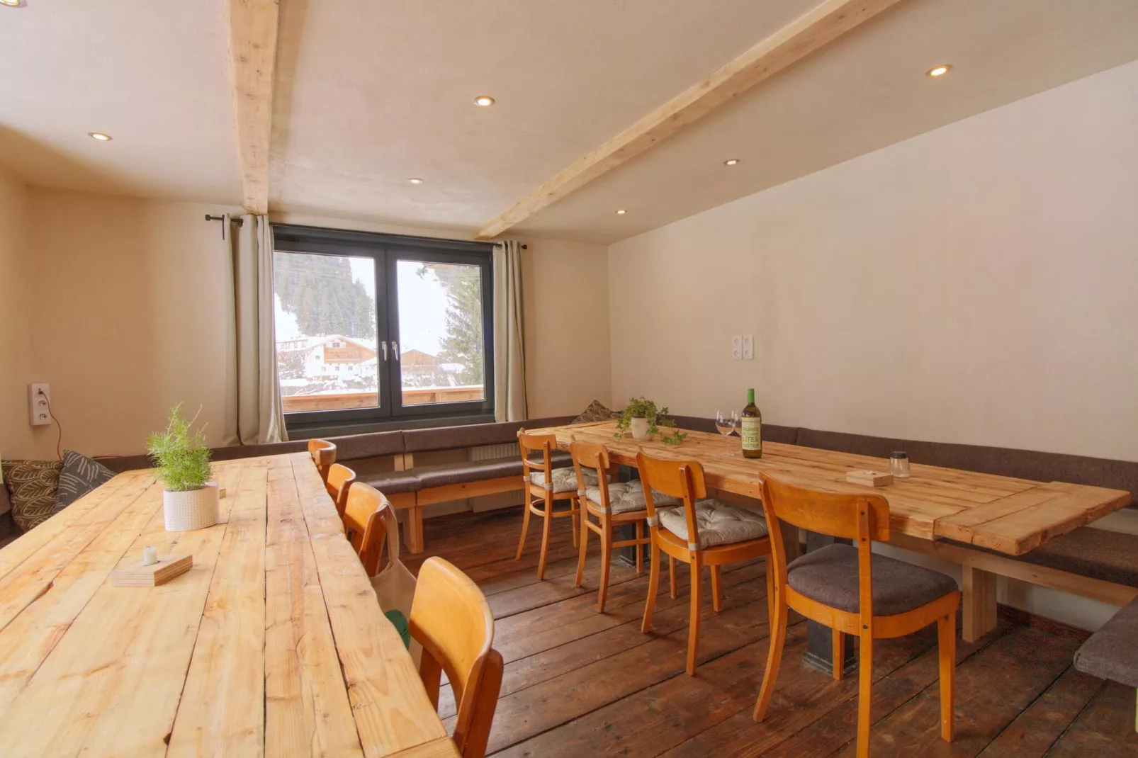Backyard Mountain Hostel-Dining room