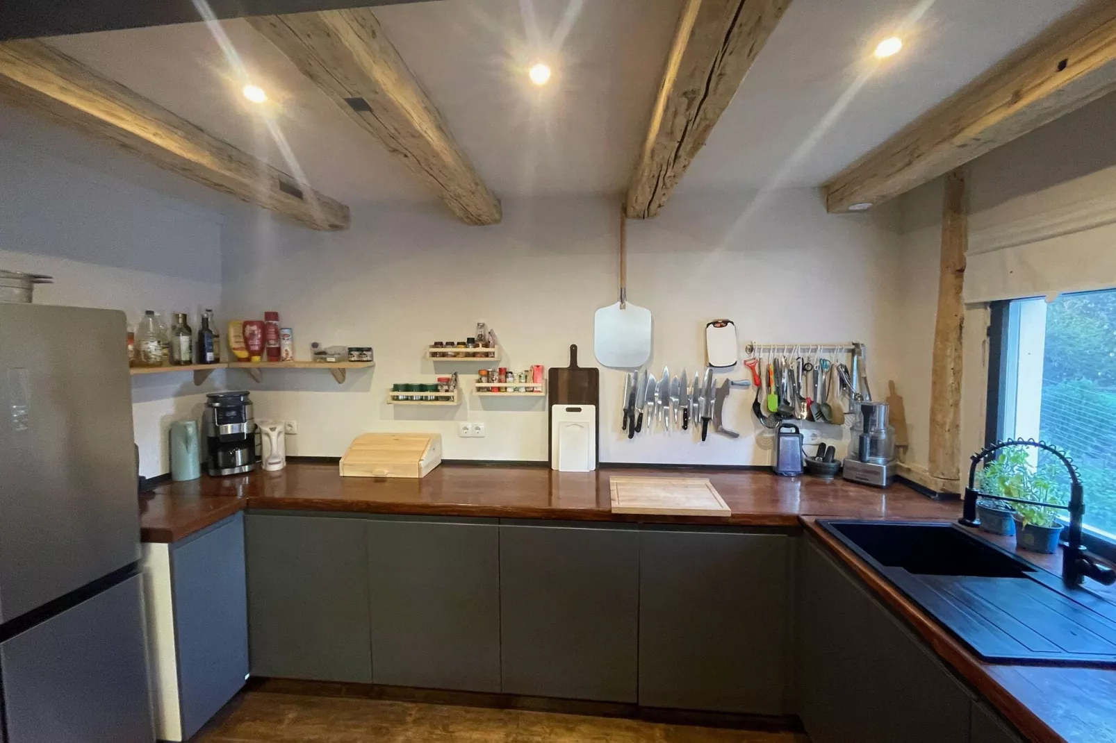 Backyard Mountain Hostel-Kitchen