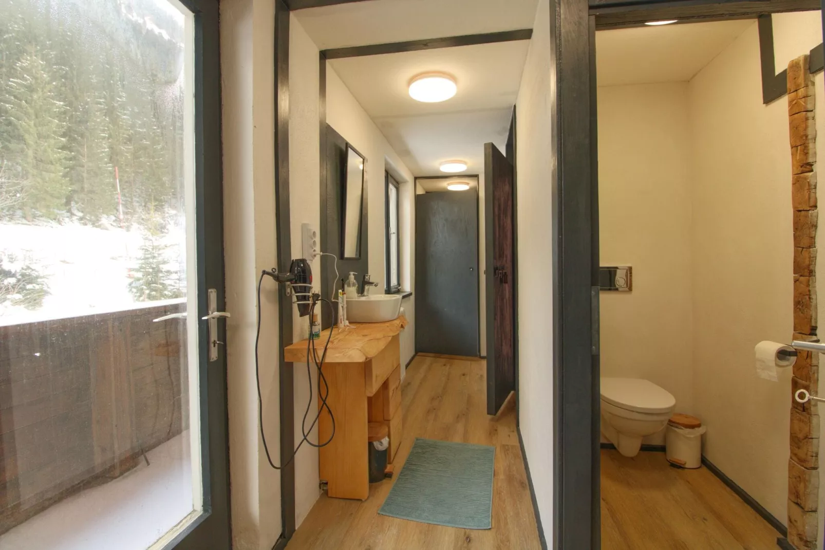 Backyard Mountain Hostel-Bathroom
