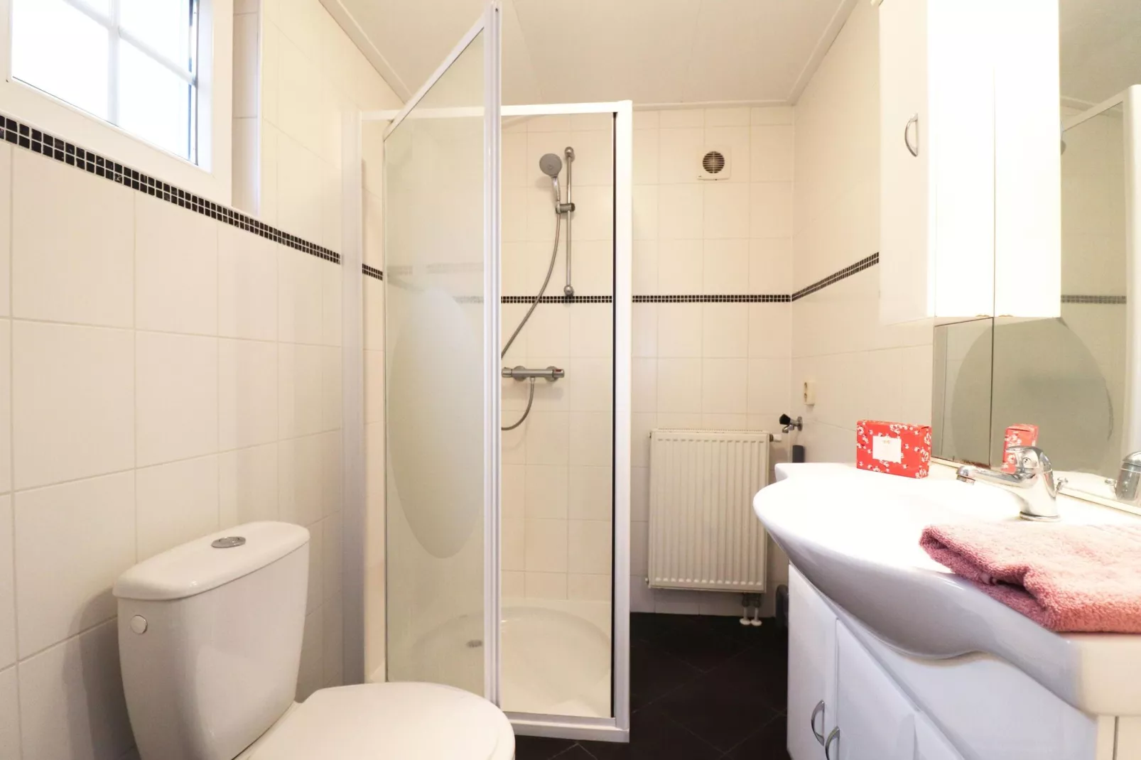 Huisje op paardenboerderij-Badezimmer