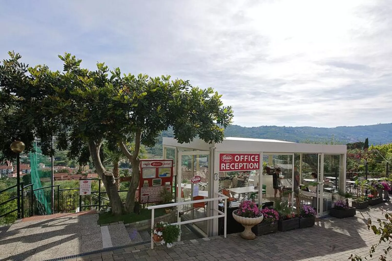 Ferienanlage Villa Giada Imperia - Type Trilocale Plus Rosa TR2 / C6 plus-Gardens summer
