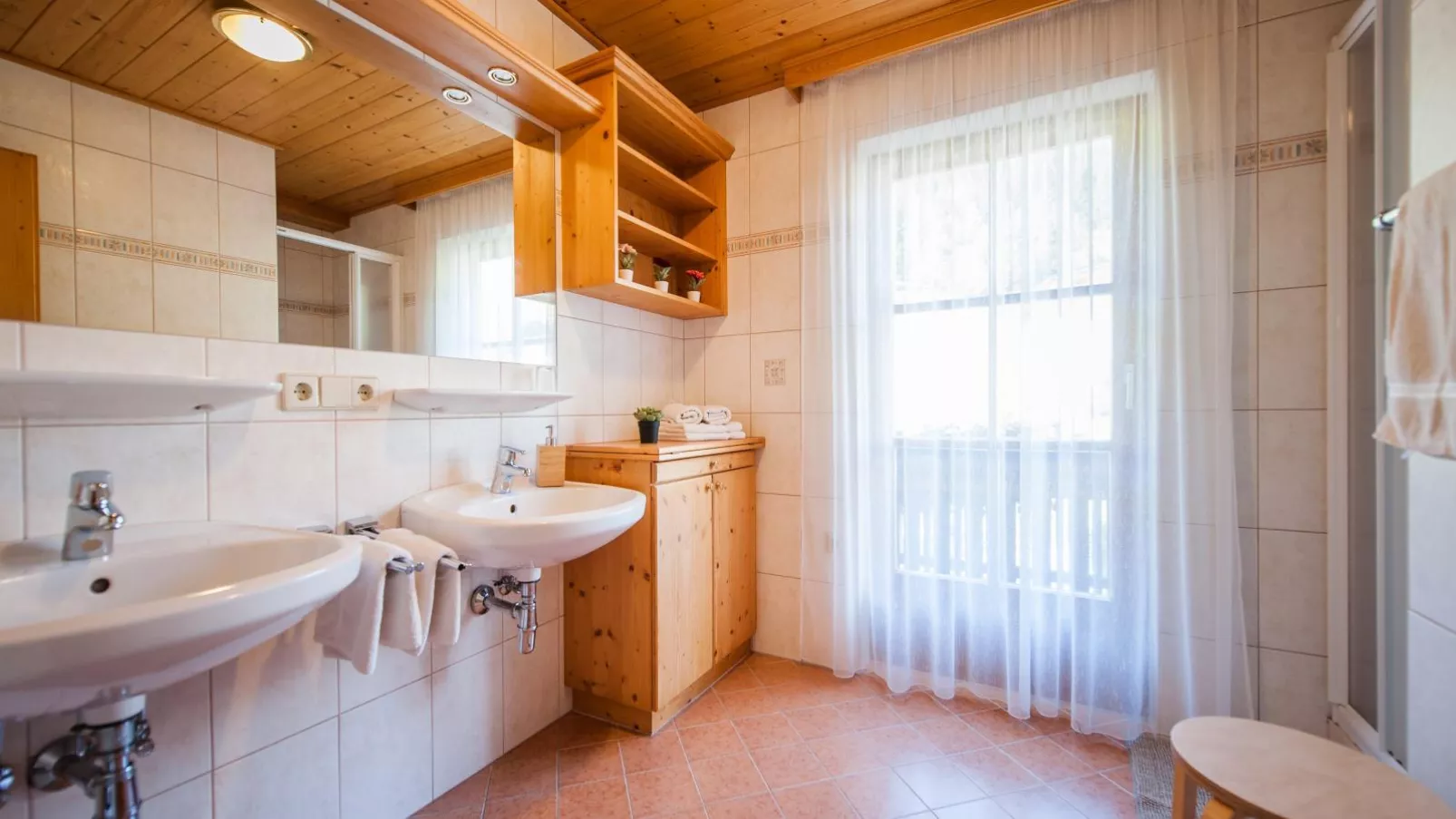 Pistenblick Forstau-Bathroom