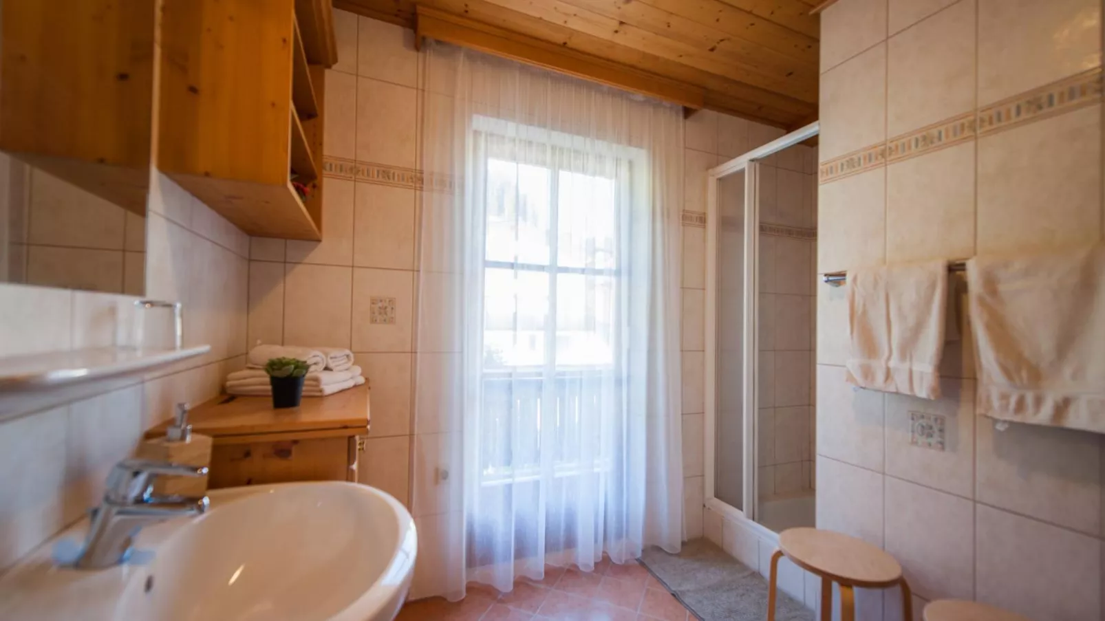 Pistenblick Forstau-Bathroom