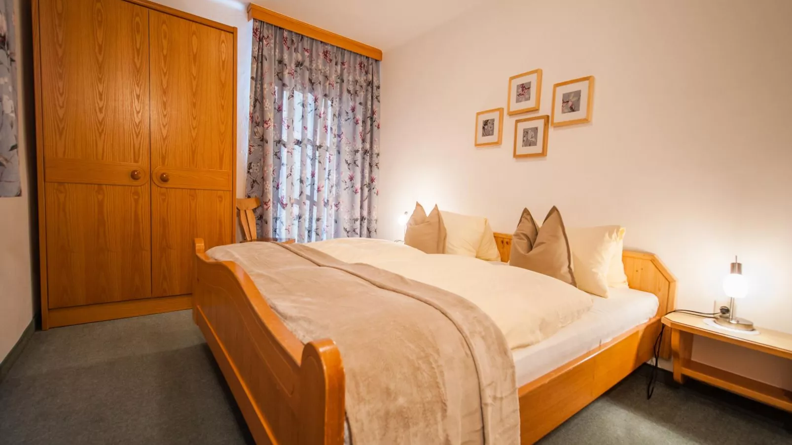 Pistenblick Forstau-Bedroom