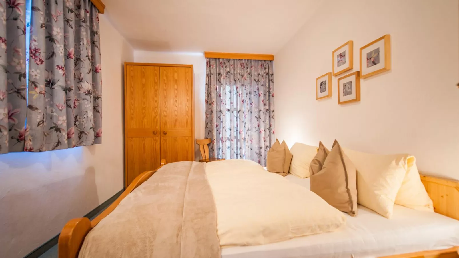 Pistenblick Forstau-Bedroom