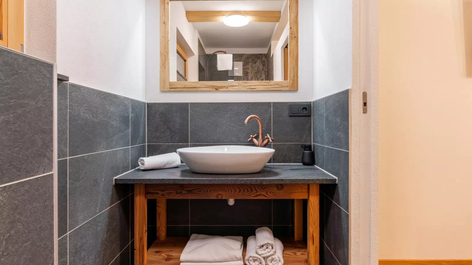 AlmApARTment Mauterndorf Pichl 7-2-Badezimmer