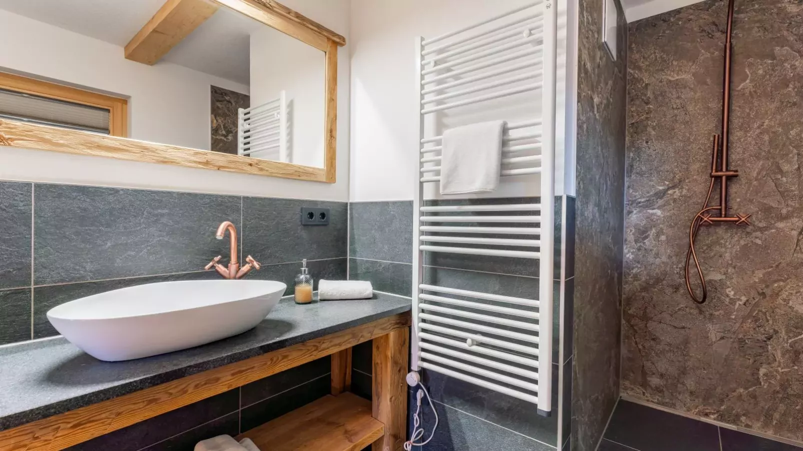 AlmApARTment Mauterndorf Pichl 7-3-Bathroom