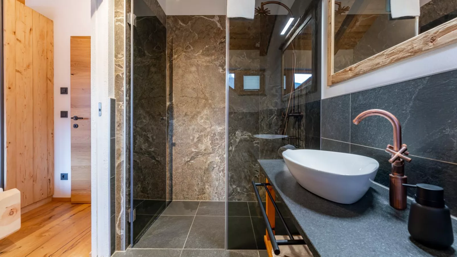 AlmApARTment Mauterndorf Pichl 7-5-Bathroom