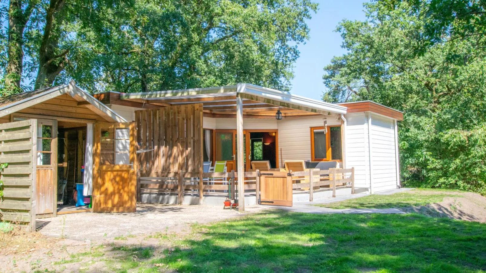 Witte Bungalow-Extérieur été