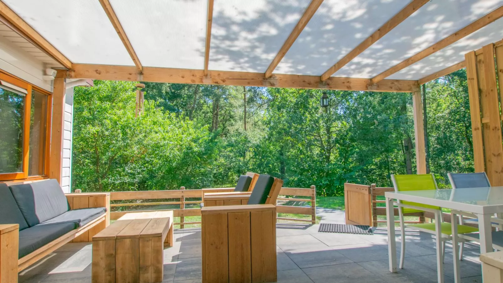 Witte Bungalow-Balcon-terrasse