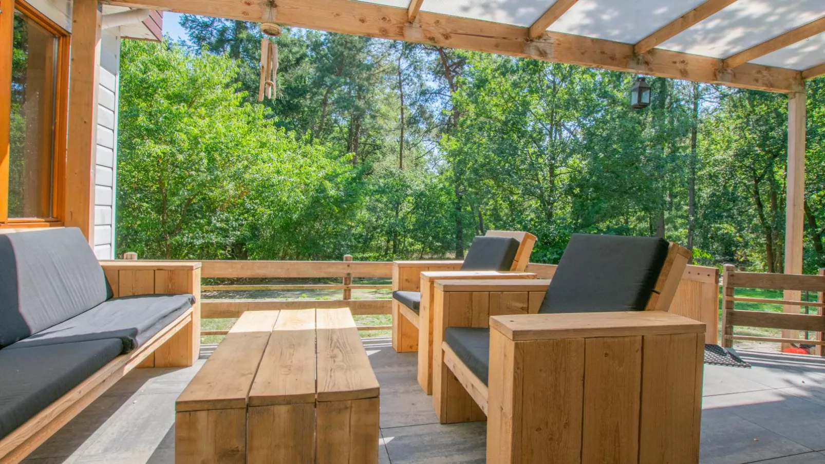 Witte Bungalow-Balcon-terrasse