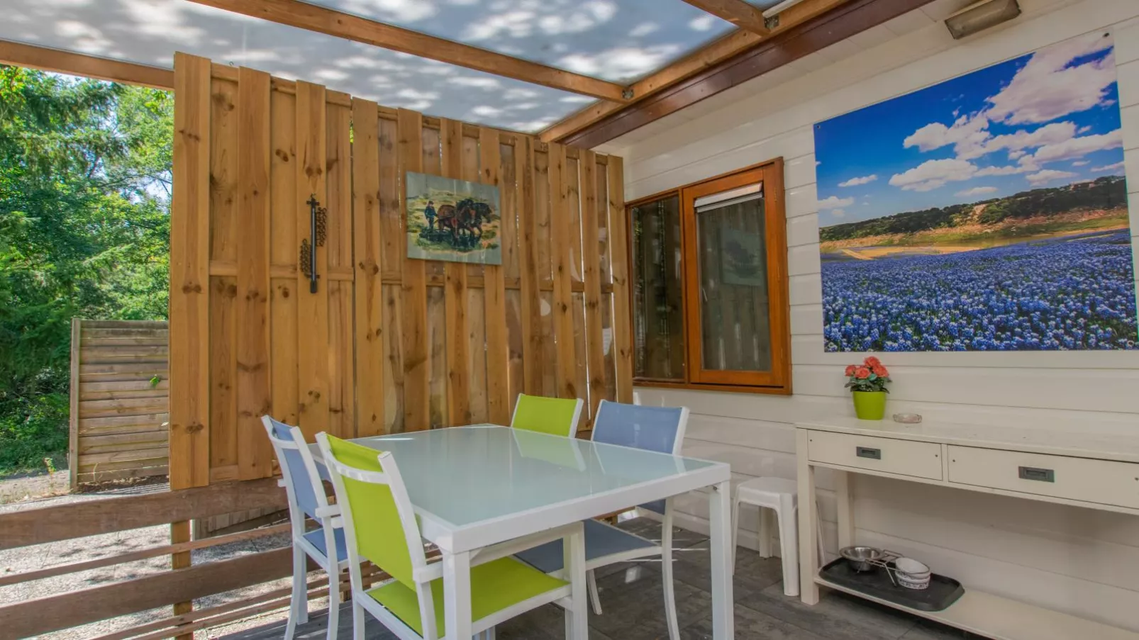 Witte Bungalow-Balcon-terrasse