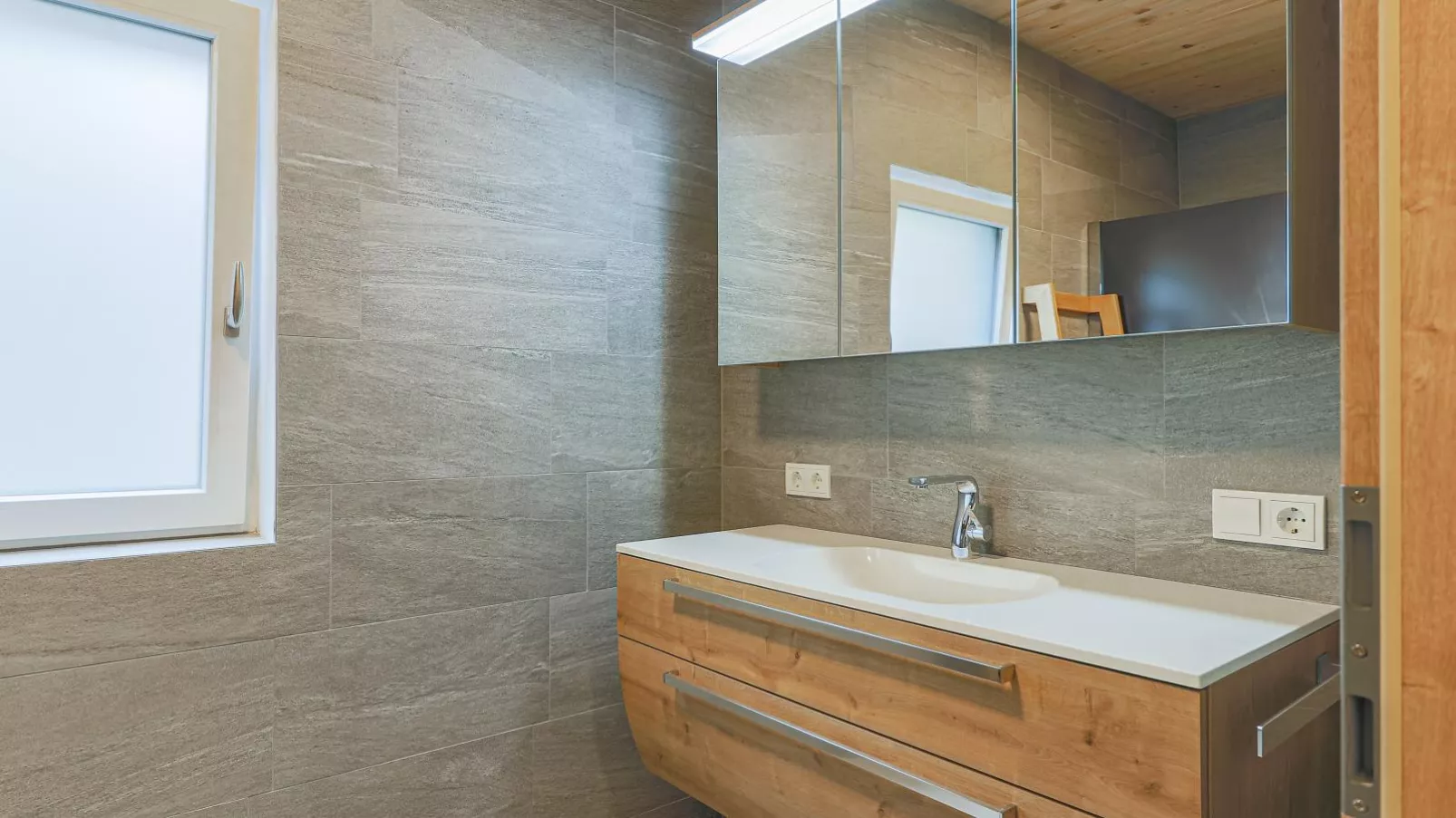 Tobias Top 2-Bathroom
