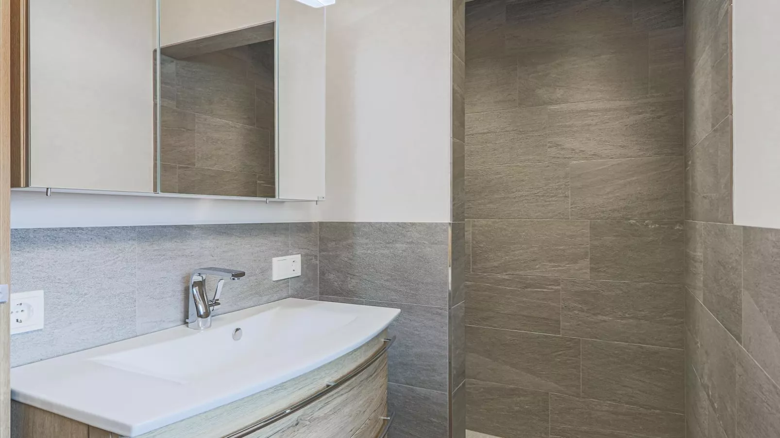 Tobias Top 2-Bathroom