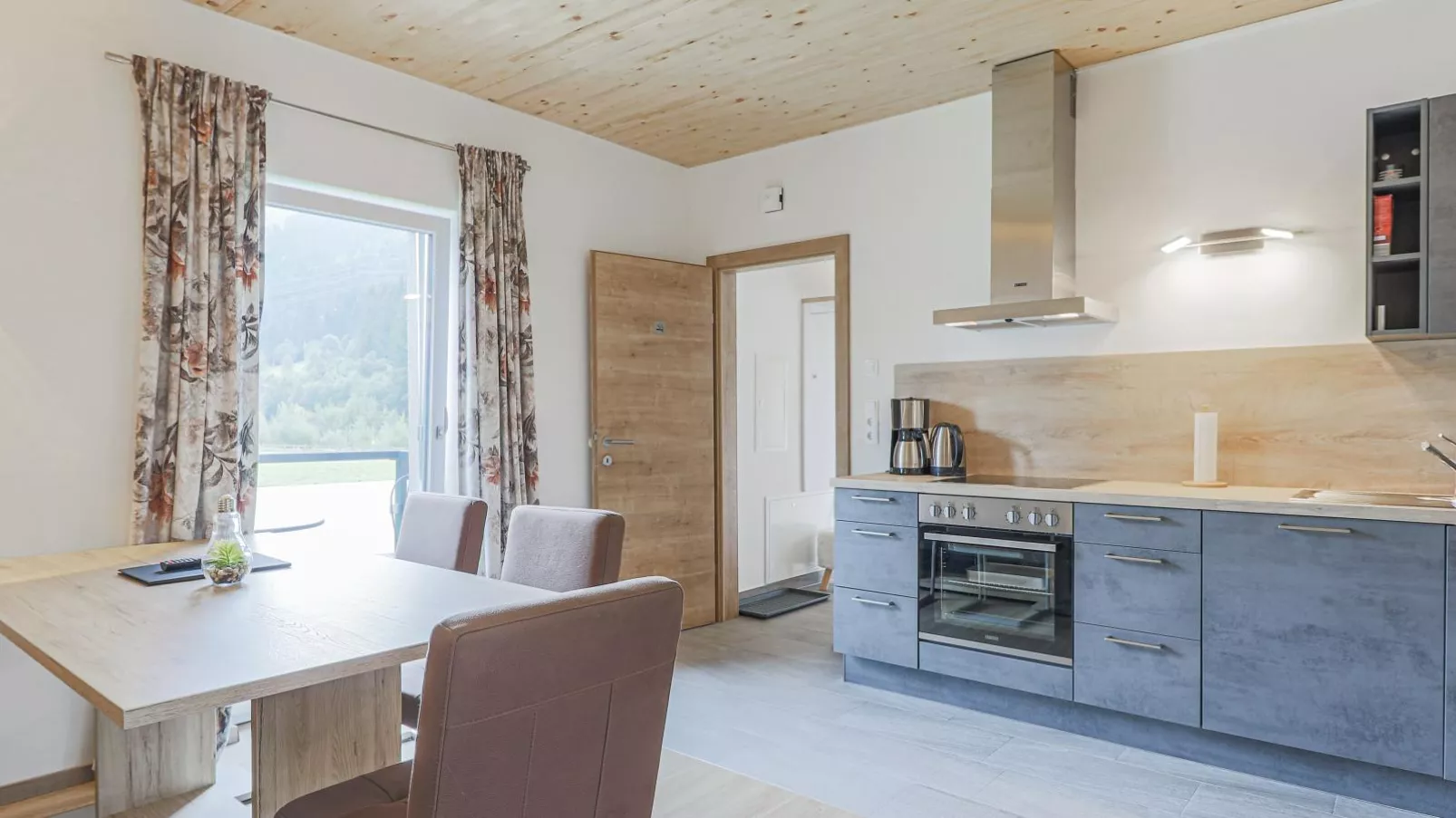 Tobias Top 2-Dining room