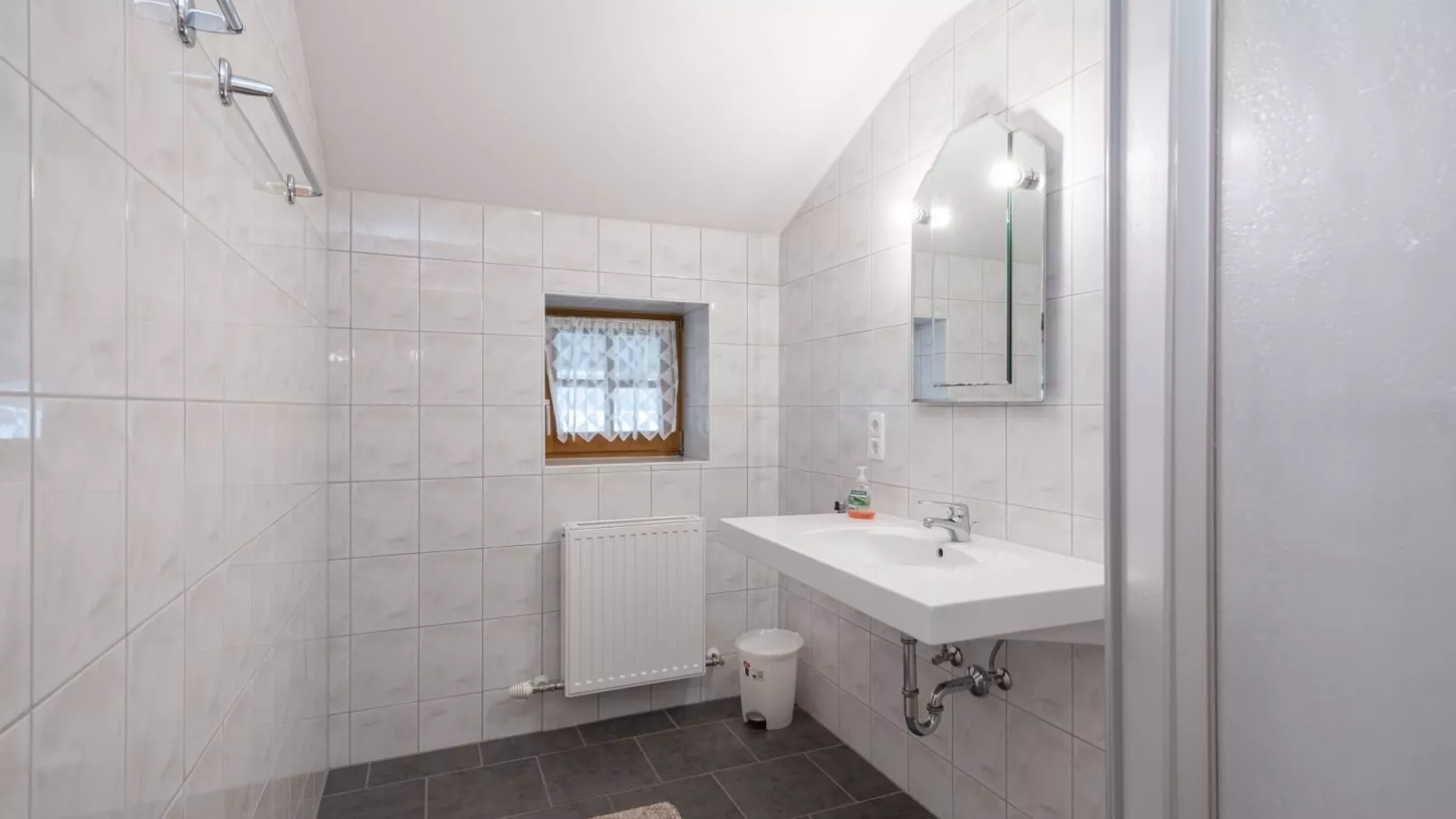 Haus Durchegg OG-Bathroom