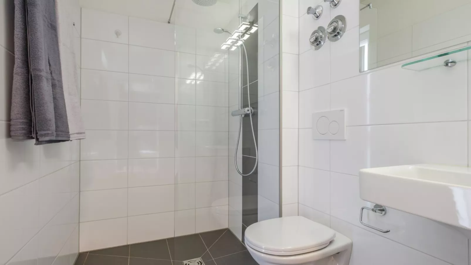 Emma Top 1-Bathroom