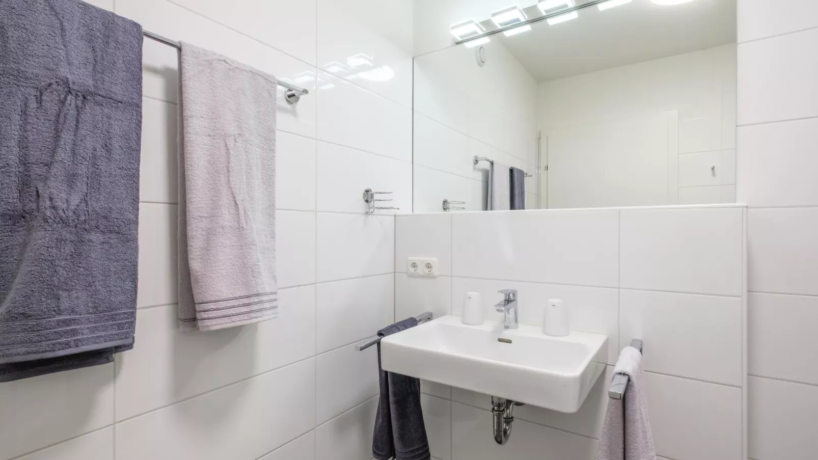Emma Top 1-Bathroom