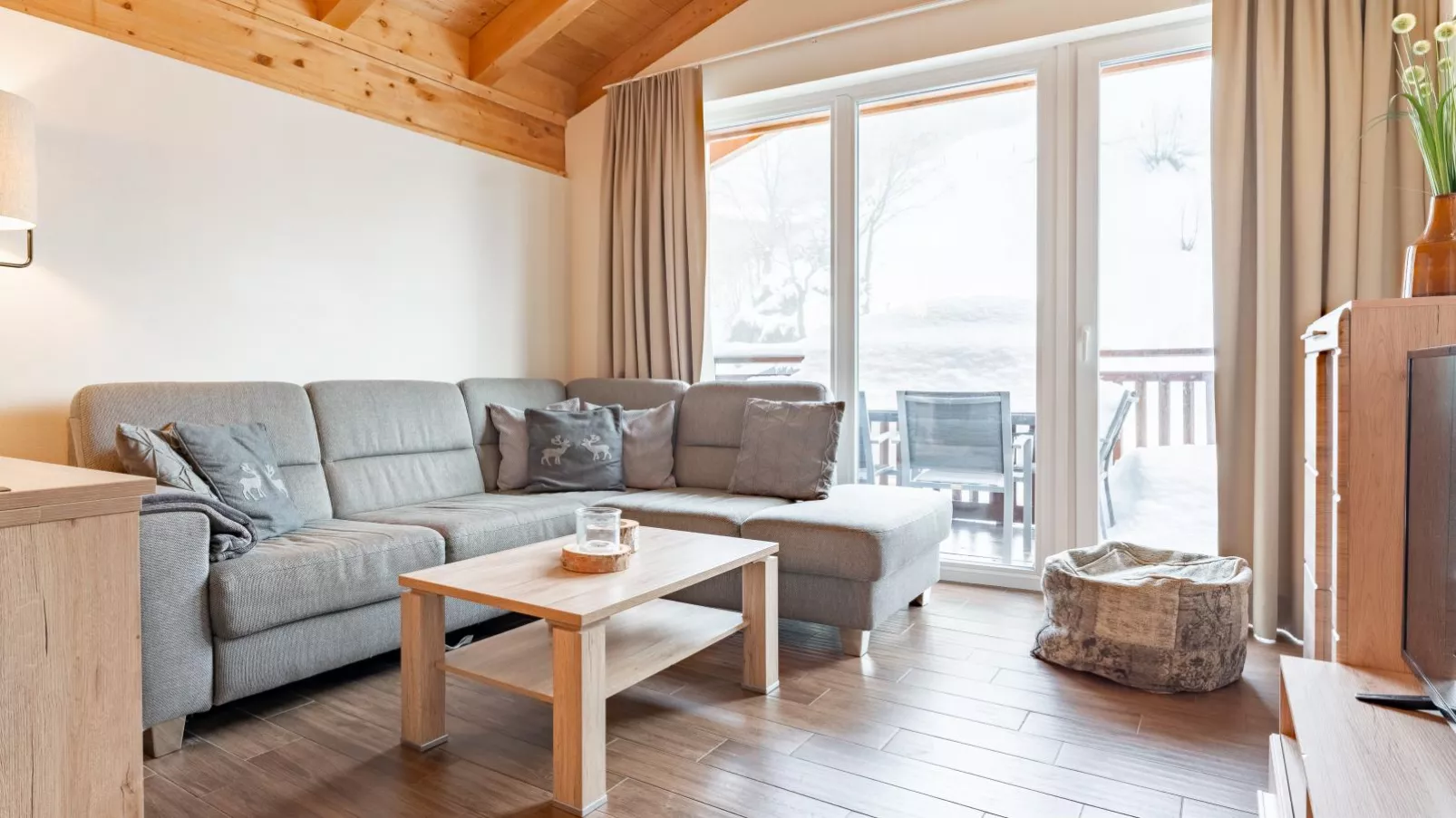 Emma Top 4-Living room