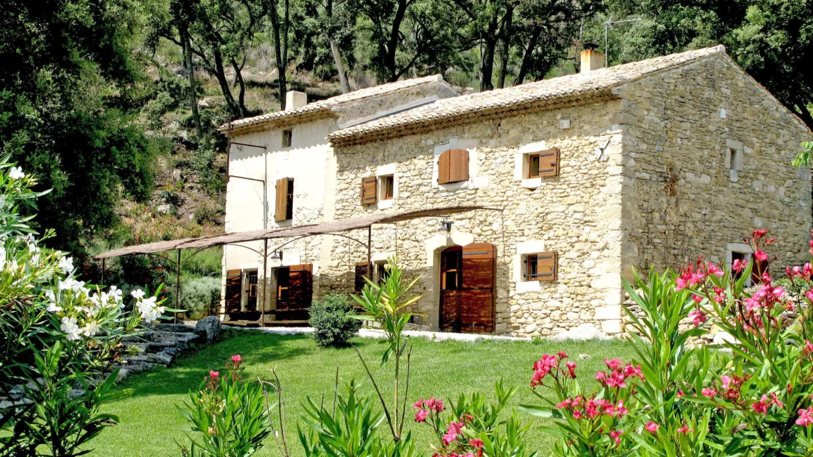 Tauleigne-Exterior summer