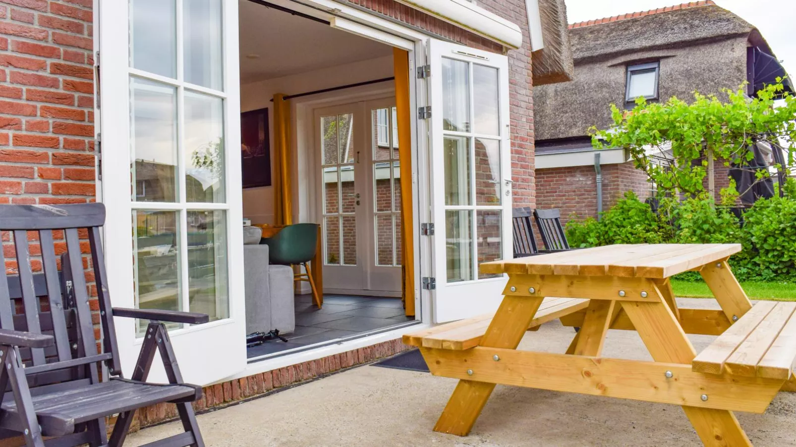Zwaan 24-6-Terrace balcony