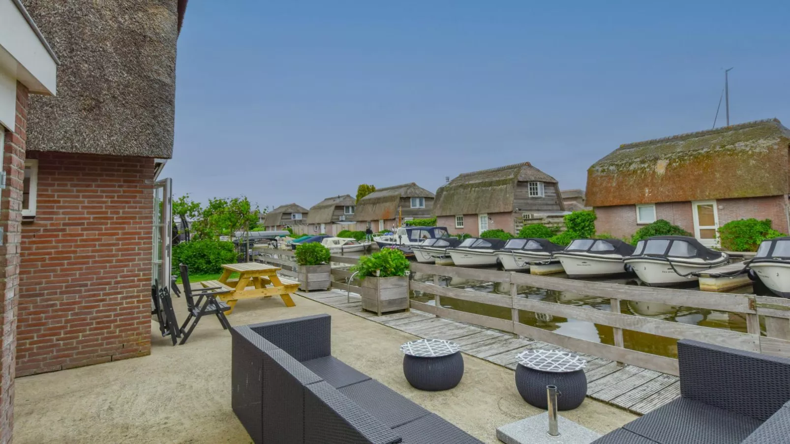 Zwaan 24-6-Terrace balcony