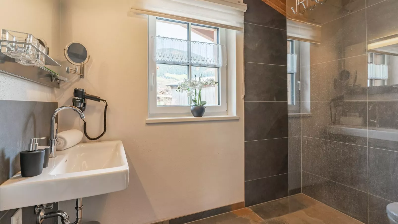 Green Garden Lodge B3-Bathroom