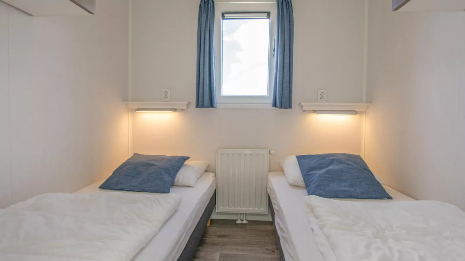 Purperreiger 24-32-Bedroom