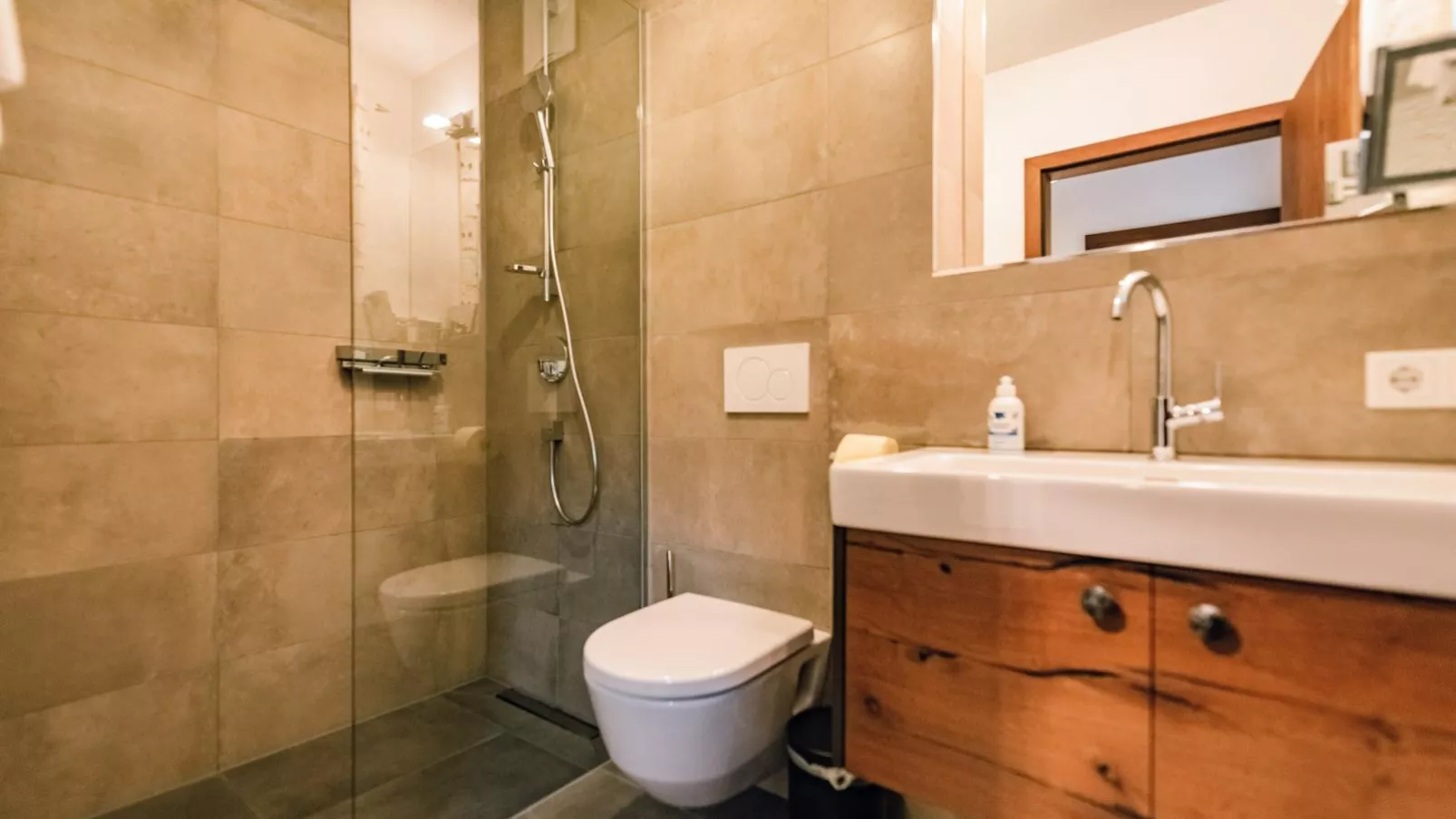 Green Garden Lodge B1-Bathroom