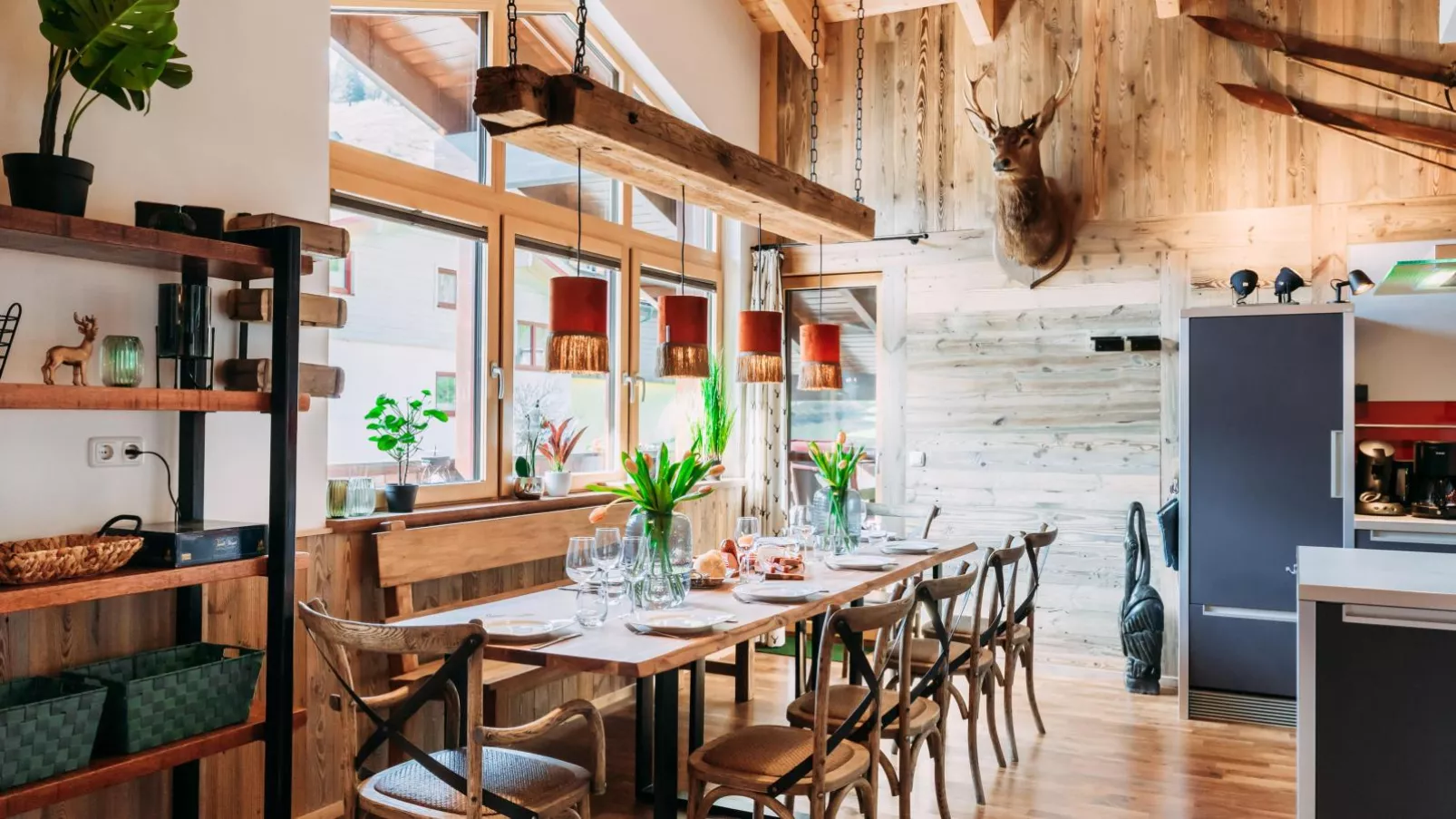 Golden Geier-Dining room