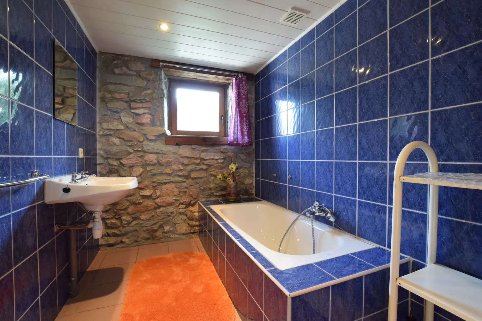 Dans les Champs-Bathroom