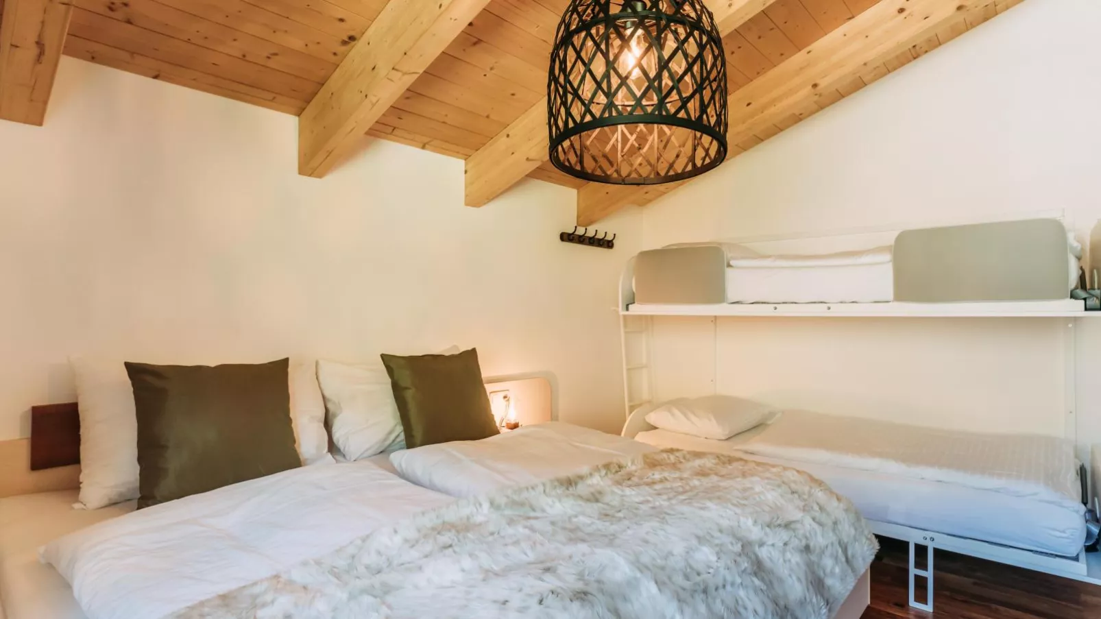 Golden Geier-Bedroom