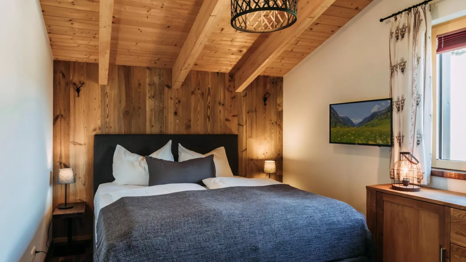 Golden Geier-Bedroom