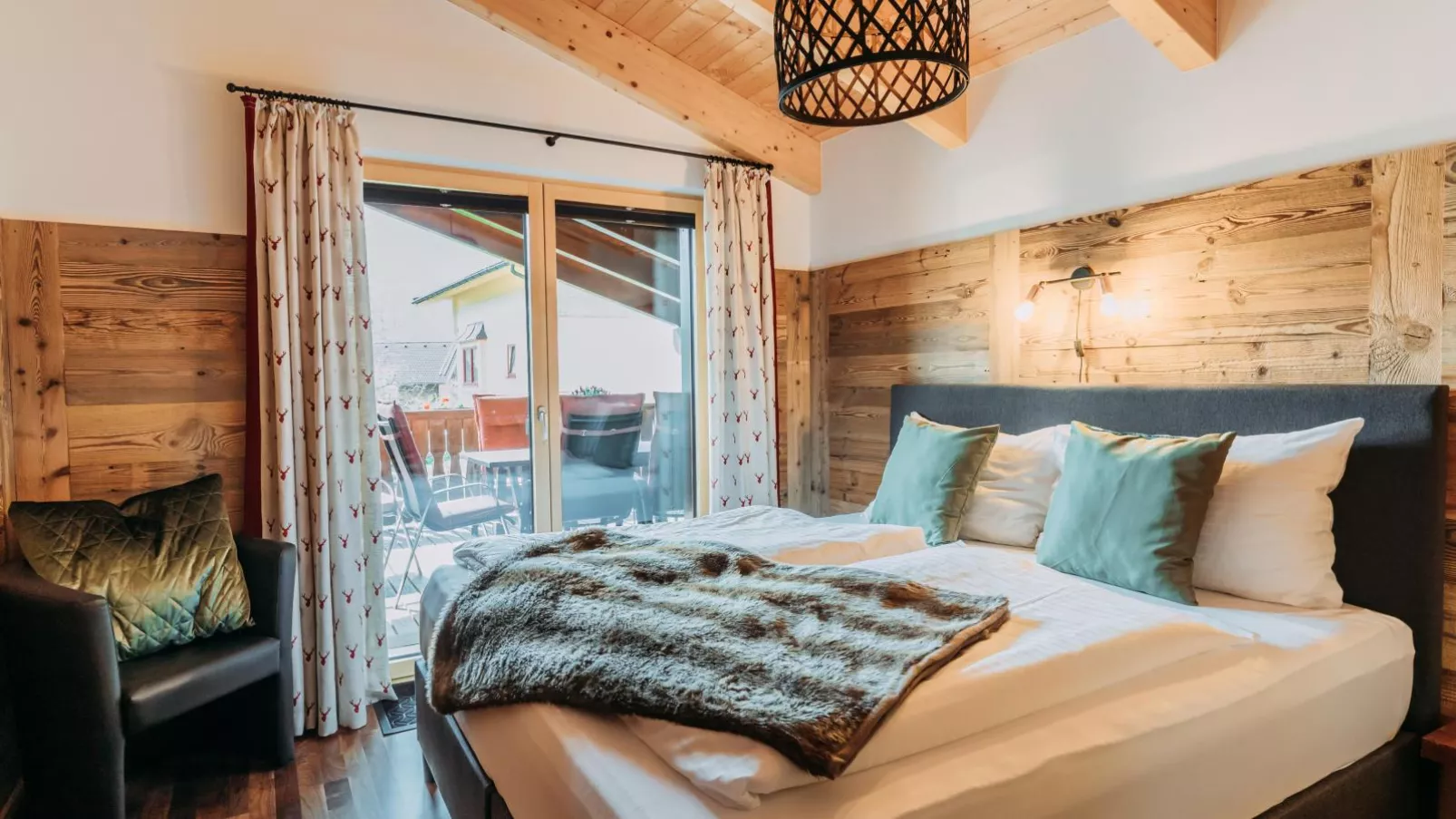 Golden Geier-Bedroom