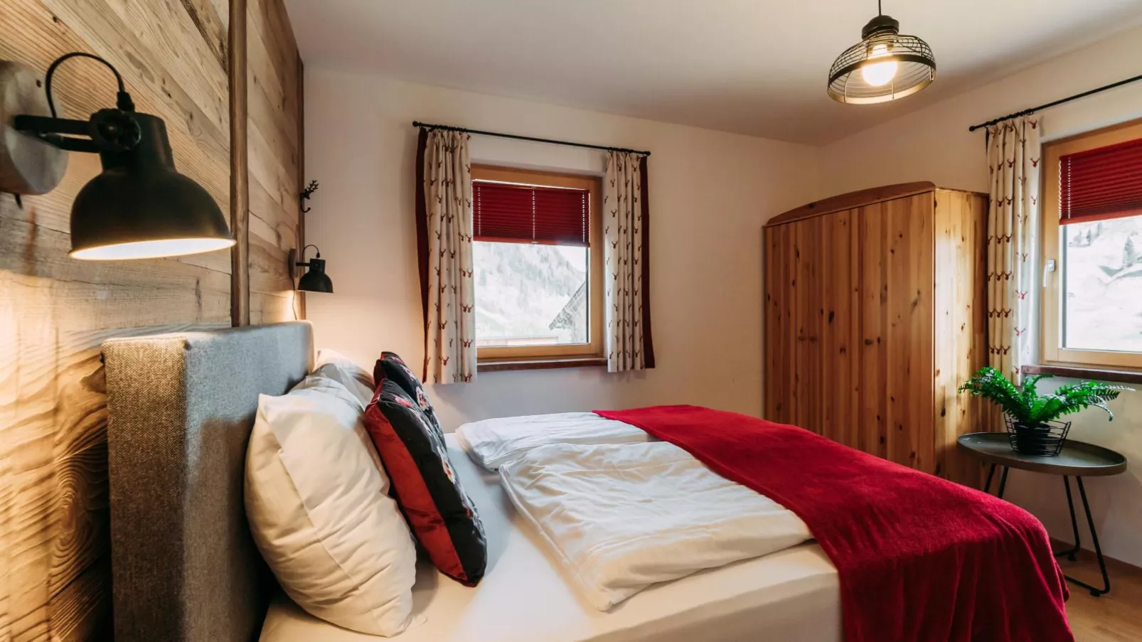 Golden Geier-Bedroom