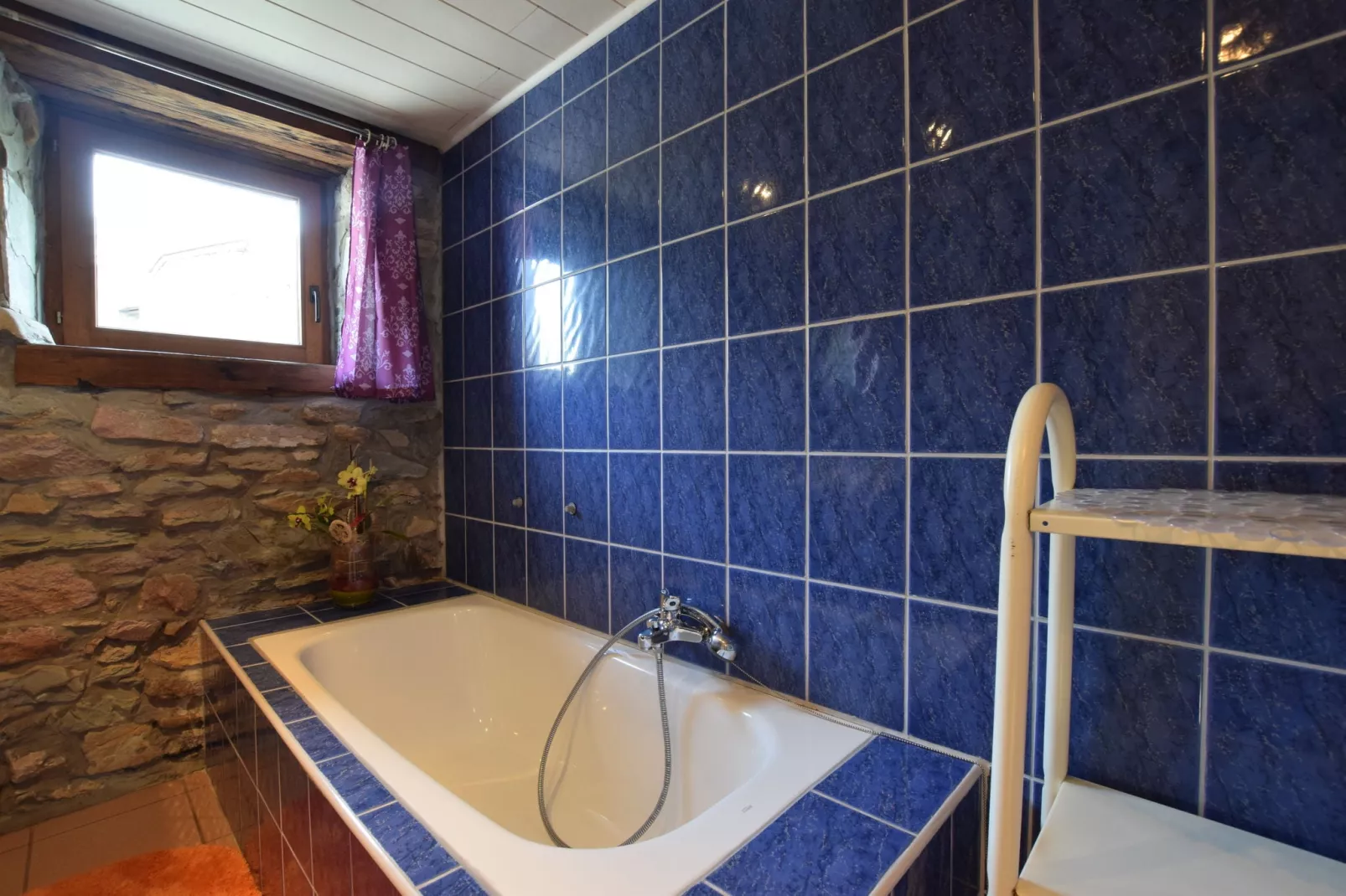 Dans les Champs-Bathroom