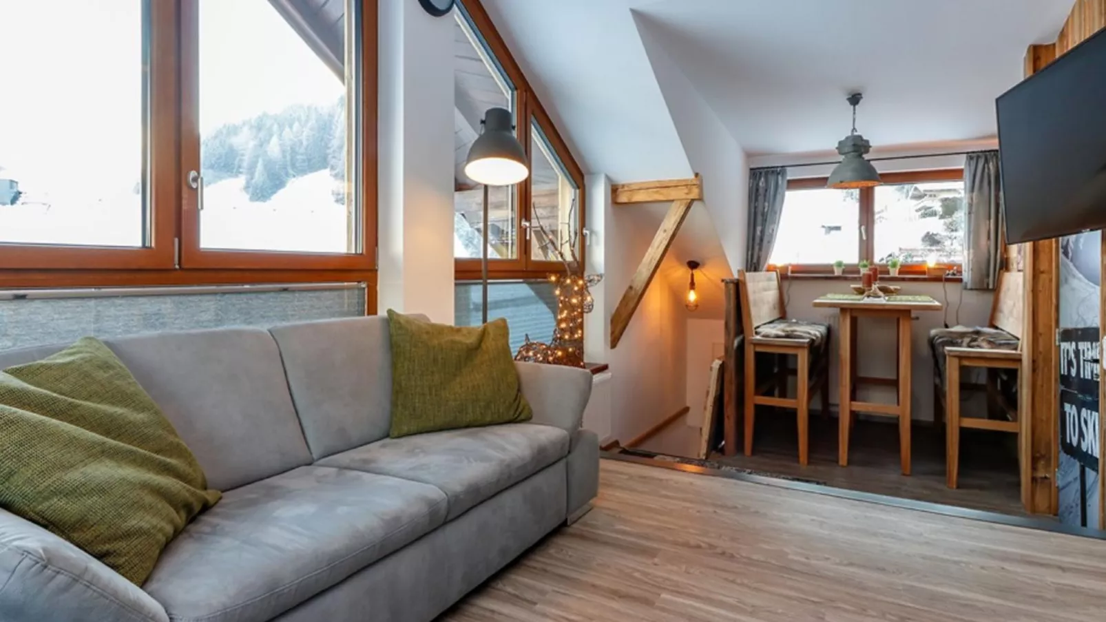 Golden Hirsch-Living room