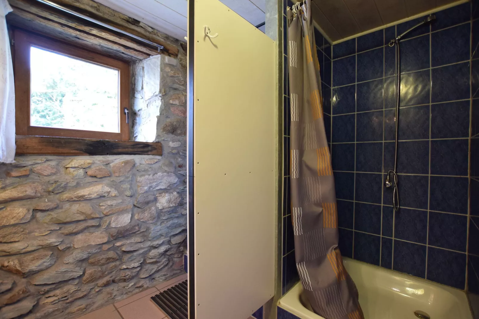 Dans les Champs-Bathroom