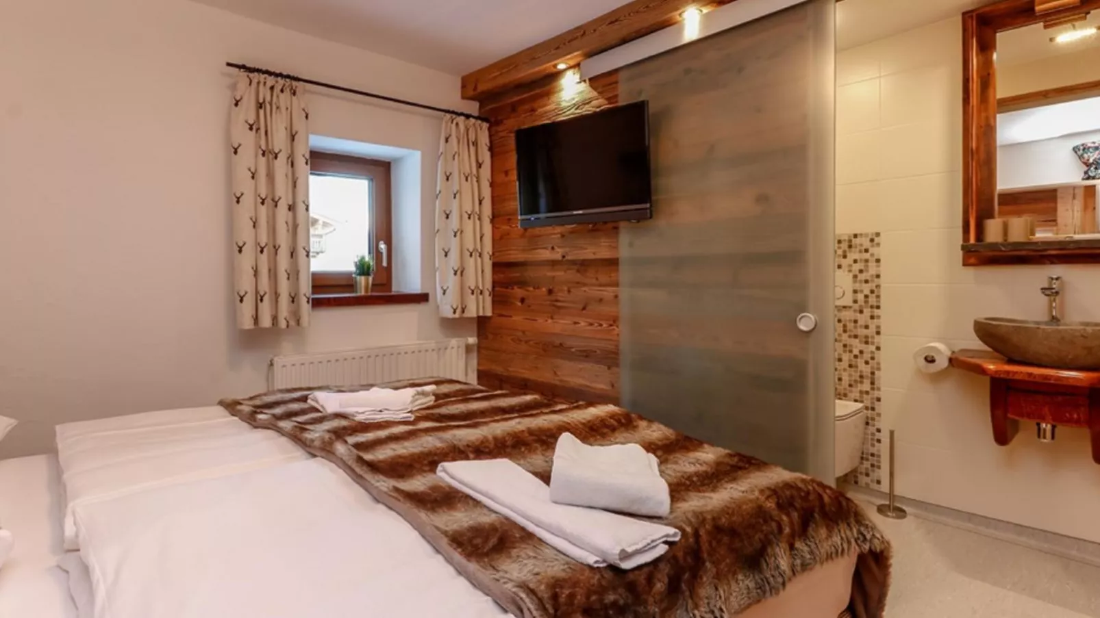 Golden Hirsch-Bedroom