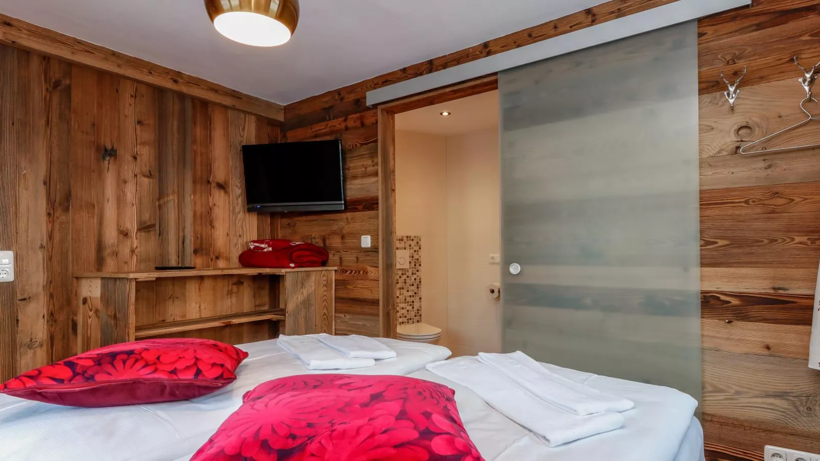 Golden Hirsch-Bedroom