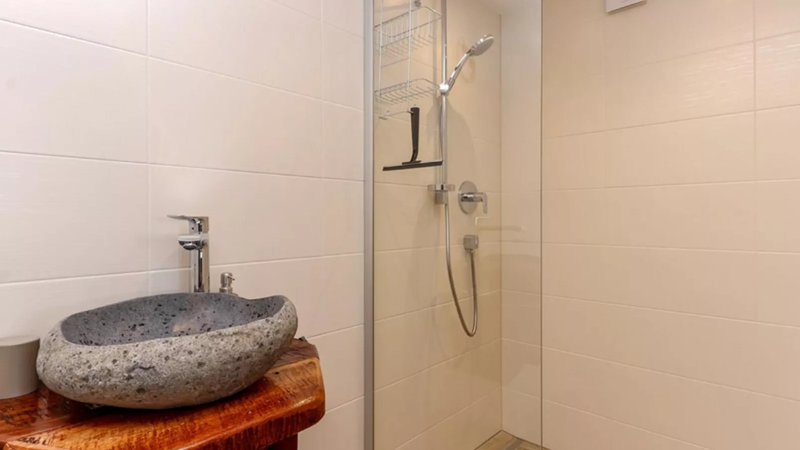 Golden Hirsch-Bathroom