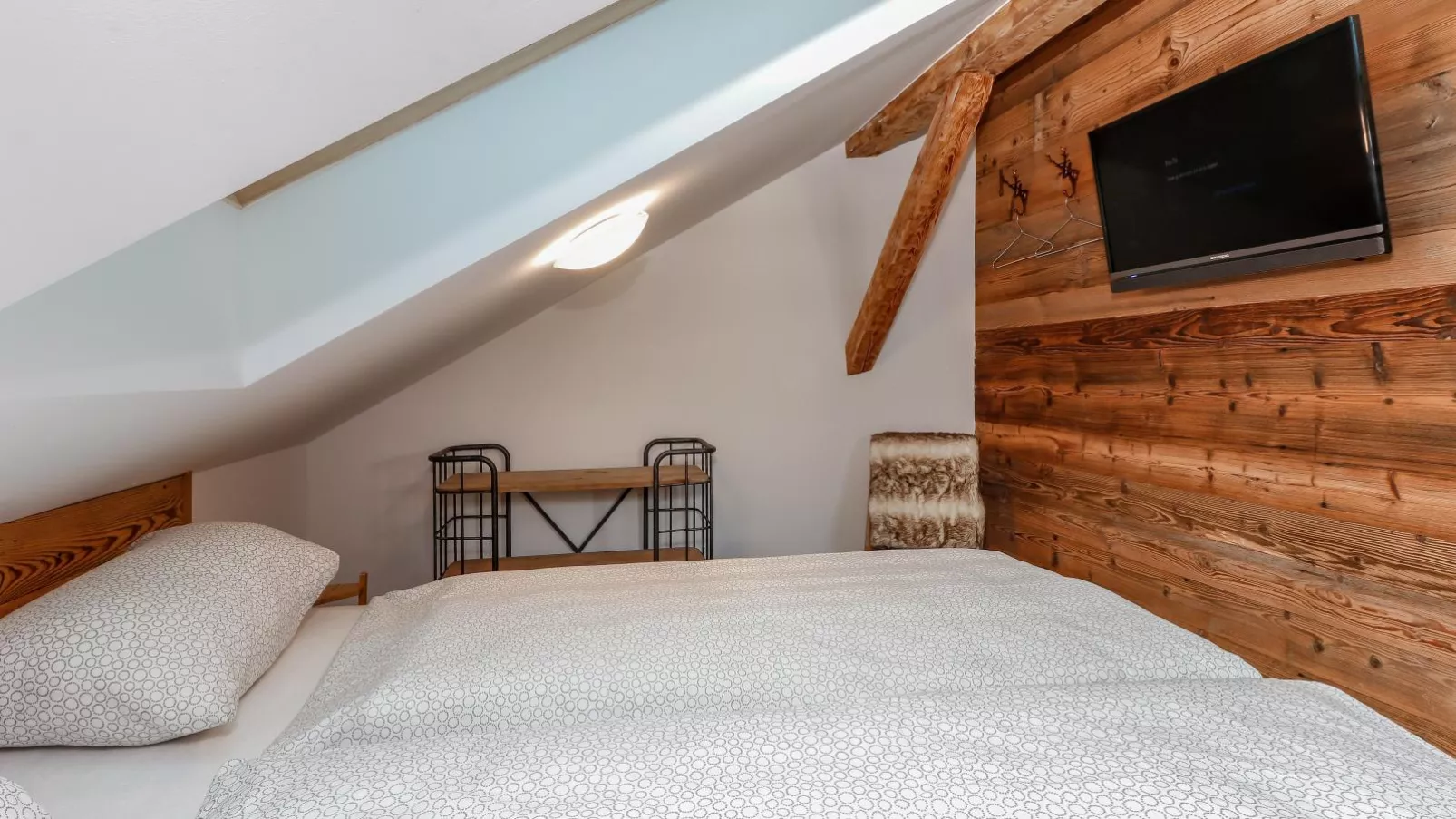 Golden Hirsch-Bedroom