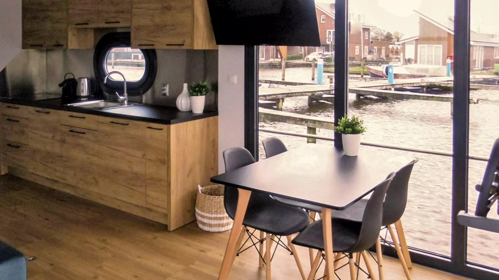 Tiny Houseboat De Woudaap - I-Dining room