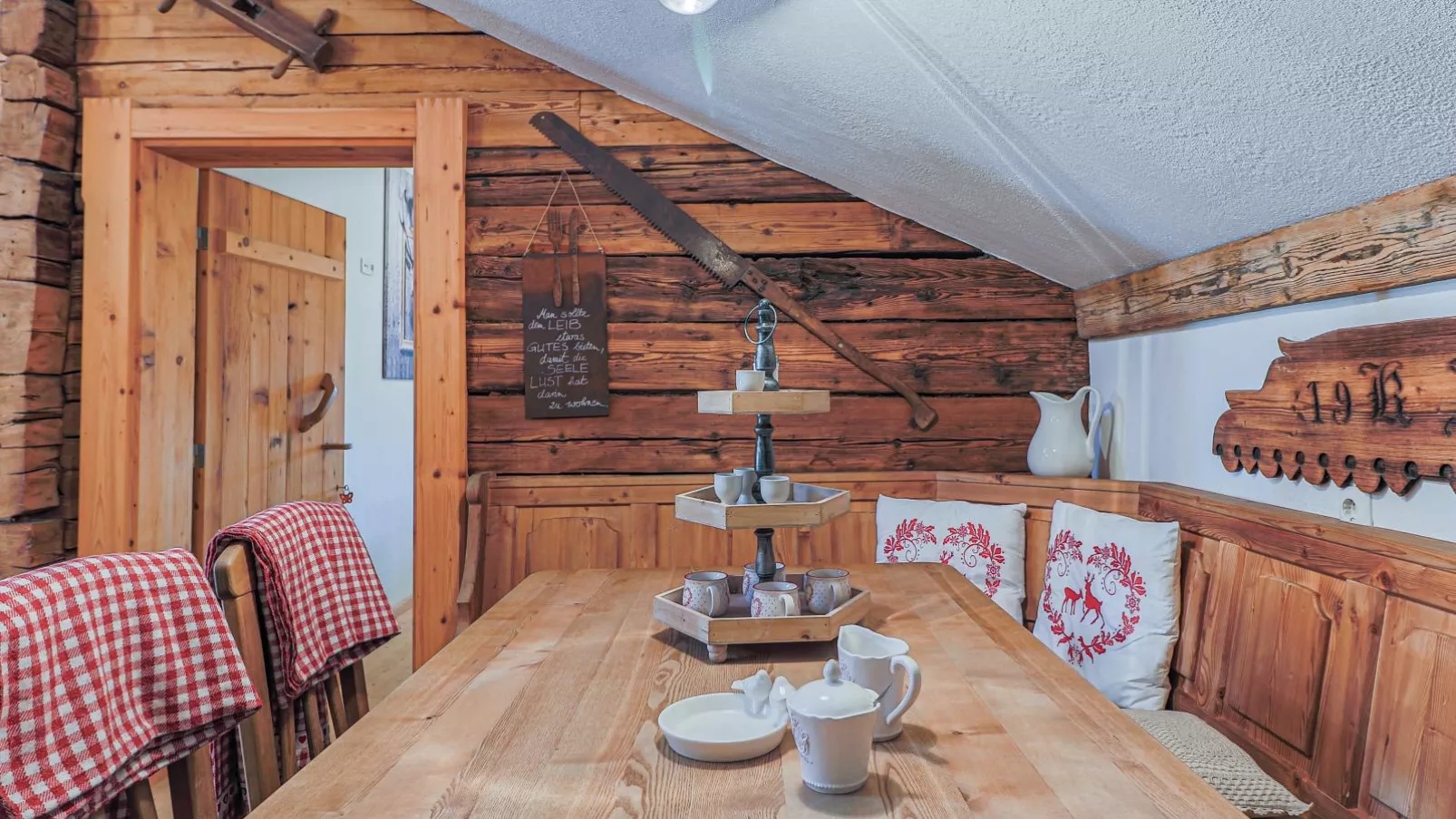 Hauserbauer Small-Dining room
