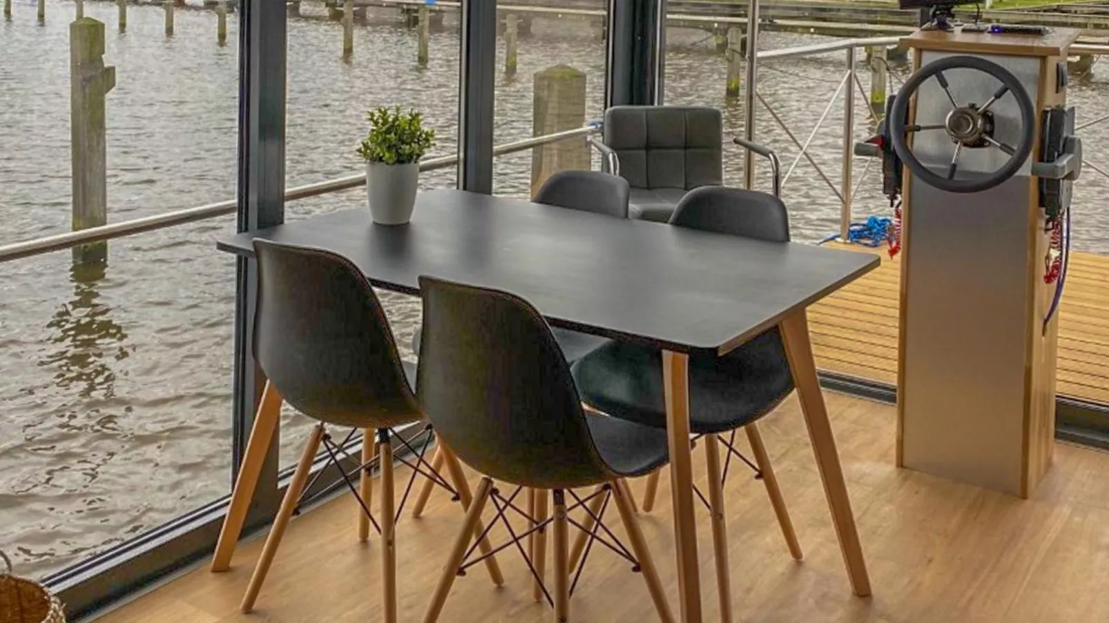 Tiny Houseboat De Woudaap - I-Dining room