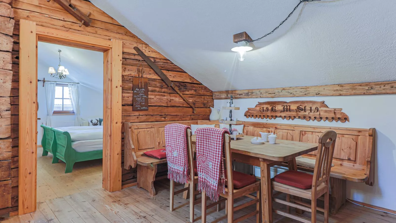 Hauserbauer Small-Dining room